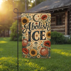 Può includere: Una bandiera da giardino rettangolare con sfondo color crema e la scritta "Abolish ICE" in lettere blu scuro. Il design è circondato da illustrazioni di girasoli, papaveri rossi, fiori di protea, fogliame verde, una luna crescente e stelle.