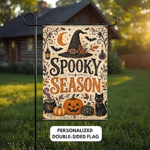 Peut inclure: Un drapeau de jardin rectangulaire avec le texte SPOOKY SEASON en lettres noires et orange. Le motif comprend un chapeau de sorcière, un croissant de lune, des chauves-souris, une lanterne, une fiole, un chat noir et des citrouilles.