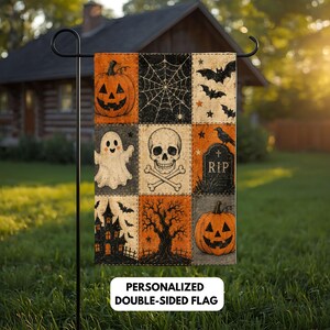Puede incluir: Una bandera de jardín rectangular con una cuadrícula de nueve ilustraciones temáticas de Halloween que incluyen calabazas, una telaraña, murciélagos, un fantasma, una calavera, una lápida con el texto RIP, una casa embrujada y un árbol.