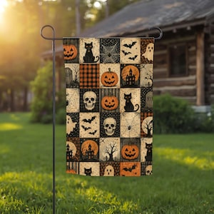 Peut inclure: Un drapeau de jardin rectangulaire présentant une grille en patchwork d'illustrations sur le thème d'Halloween, incluant des citrouilles orange, des chats noirs, des crânes blancs, des fantômes, des chauves-souris, des toiles d'araignée et des maisons hantées.