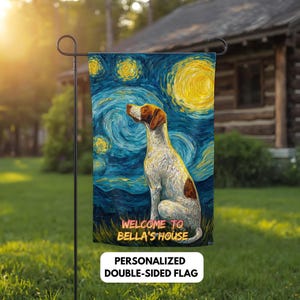 Może przedstawiać: Dwustronna spersonalizowana flaga ogrodowa z psem w nocnym wzorze z gwiazdami. Flaga ma tekst "Welcome to Bella's House" i "Personalized Double-Sided Flag" w białym prostokącie. Pies jest biały z brązowymi plamami.