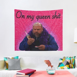 Tapisserie Bertram sur ma reine, décoration de dortoir d'auberge de jeunesse, drôle de tenture murale Bertram, tapisserie murale Bertram meme, tapisserie décorative de fête Betram