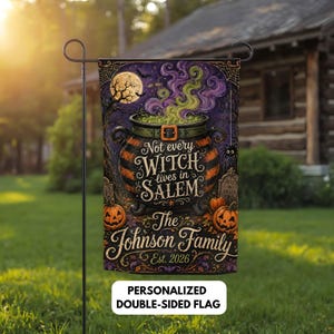 Peut inclure: Un drapeau de jardin rectangulaire illustrant un chaudron rayé noir et orange avec un liquide vert bouillonnant. Le texte indique : Not every WITCH lives in SALEM, The Johnson Family, Est. 2026. Le fond montre une pleine lune et des citrouilles.