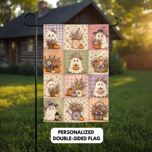 Puede incluir: Una bandera de jardín rectangular que presenta una cuadrícula de doce ilustraciones de fantasmas, calabazas y arreglos florales en cestas o regaderas. El diseño utiliza colores pastel y patrones de cuadros. El texto en la parte inferior dice PERSONALIZED DOUBLE-SIDED FLAG.