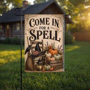 Peut inclure: Un drapeau de jardin rectangulaire avec le texte "COME IN FOR A SPELL" en lettres noires. L'illustration représente une chaise en bois, un chapeau de sorcière, un balai, un corbeau noir, une lanterne avec une bougie et des citrouilles.