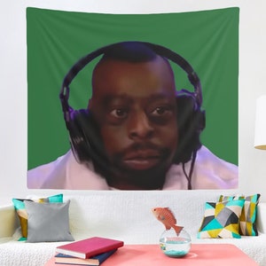 Tapiz de pared de Beetlejuice con auriculares, decoración para dormitorios universitarios y de hostal, tapiz con meme de Beetlejuice, divertido tapiz de Beetlejuice.