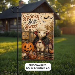 Peut inclure: Un drapeau de jardin rectangulaire illustrant un agneau crème portant une cape de vampire noire à col rouge. Le texte indique Spooky Soft Sweet, Trick or Treat, Boo, Bats Brew, Vampire Elixir, Potions, Spells et Magic avec des citrouilles.