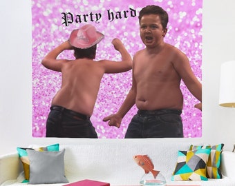 Puede incluir: Dos personas, una de ellas con un sombrero vaquero rosa, bailan frente a un fondo de purpurina rosa. El texto "Party hard" está escrito en fuente gótica negra en la parte superior de la imagen.