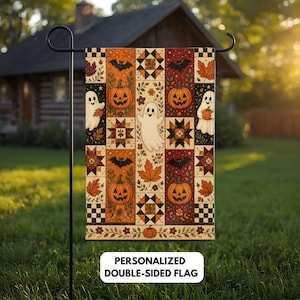 Pode incluir: Uma bandeira de jardim retangular com um design de patchwork vertical em painéis laranja, vermelhos e creme. O padrão inclui ilustrações de fantasmas brancos, abóboras de Halloween, morcegos, folhas de outono e estrelas geométricas.