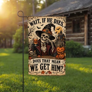 Peut inclure: Un drapeau de jardin rectangulaire représentant un squelette portant un chapeau de sorcière et un manteau sombre, tenant une tasse citrouille. Le texte indique "WAIT, IF HE DIES, DOES THAT MEAN WE GET HIM?" avec un manoir, des chauves-souris et des citrouilles.
