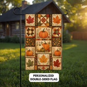 Puede incluir: Una bandera de jardín rectangular con un diseño de patchwork de motivos otoñales que incluye calabazas naranjas y blancas, hojas de arce en rojo, naranja y verde, y patrones de estrellas geométricas. El texto PERSONALIZED DOUBLE-SIDED FLAG es visible.