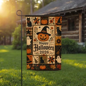Puede incluir: Una bandera de jardín rectangular con diseño de patchwork y motivos de Halloween que incluyen gatos negros, fantasmas, calabazas, sombreros de bruja y escobas. El centro muestra una calabaza con sombrero y el texto Happy Halloween 2026.