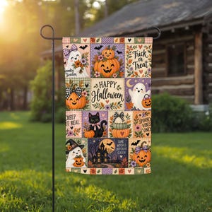 Puede incluir: Una bandera de jardín rectangular con un diseño de patchwork que muestra motivos de Halloween como fantasmas, calabazas, un gato negro y una casa encantada. El texto incluye Trick or Treat, Happy Halloween, Spooky Season, Creep it Real y Spooky Vibes Only.