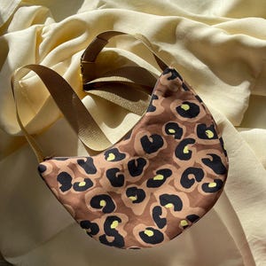 Hand-sewn crescent-shaped bag in leopard print | Stylish shoulder bag made of Panama fabric