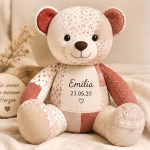 Puede incluir: Un oso de peluche de patchwork confeccionado con varios patrones de tela en tonos rosa empolvado, crema y blanco. El oso presenta un panel central en el pecho bordado con el nombre Emilia, la fecha 23.05.20 y un pequeño icono de corazón.
