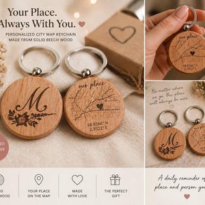Könnte beinhalten: Personalisierte Schlüsselanhänger aus Holz mit Stadtkarte. Einer zeigt den Buchstaben "M" mit floralen Akzenten, der andere eine Karte mit Koordinaten. Der Text "Your Place. Always With You." steht oben.