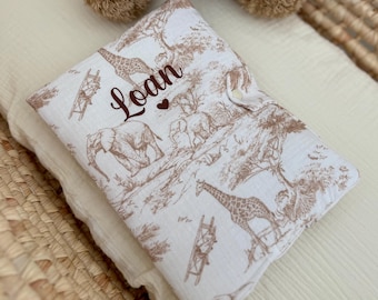 Protège carnet de santé personnalisé en double gaze de coton safari, cadeau naissance personnalisé bébé
