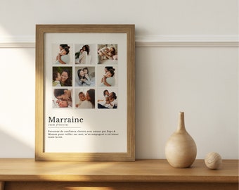 Op de afbeelding: Een ingelijst afdruk met een collage van foto's van een peter of meter met een kind. De afdruk heeft het woord "Marraine" in vetgedrukte letters onderaan, met een definitie in het Frans eronder. De definitie luidt: "Persoon van vertrouwen die met liefde door Papa en Mama is gekozen om over mij te waken, me te begeleiden en me mijn hele leven lang lief te hebben."