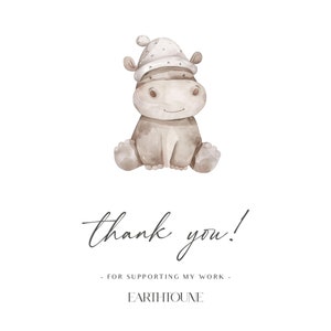 K&ouml;nnte beinhalten: Eine Aquarell-Illustration eines braunen Flusspferdes, das einen wei&szlig;en Strickhut tr&auml;gt. Das Flusspferd sitzt mit gekreuzten Beinen und hat einen freundlichen Ausdruck. Der Text "thank you!" steht unter dem Flusspferd, gefolgt vom Text "FOR SUPPORTING MY WORK - EARTHIOUNE".