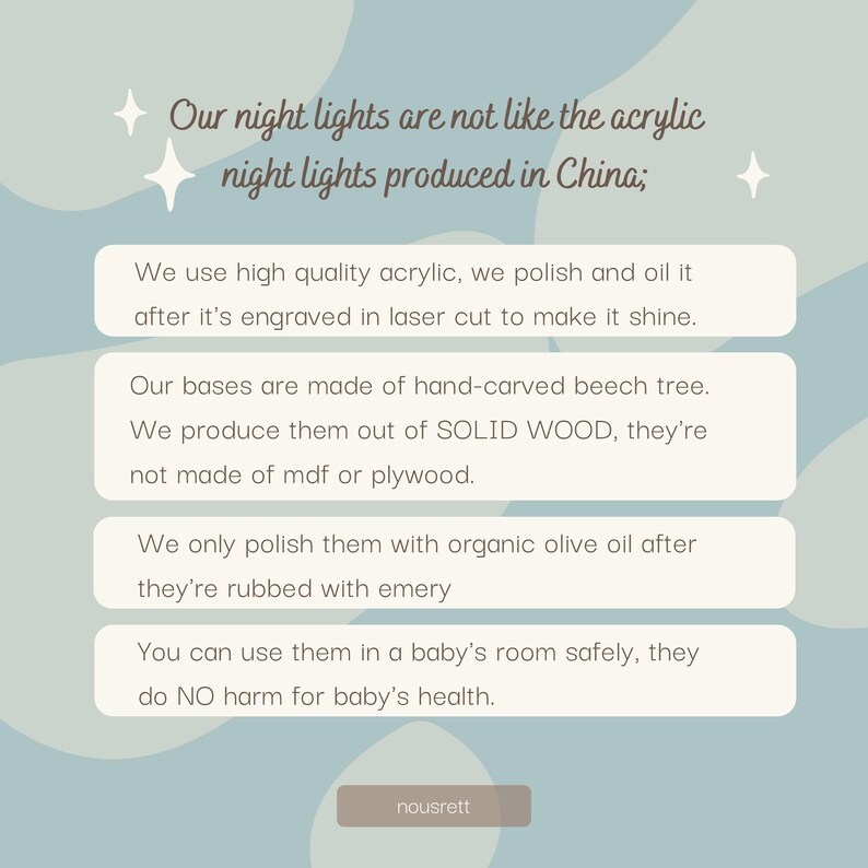 Puede incluir: Texto sobre un fondo azul con nubes blancas, que indica que estas luces nocturnas no son como las luces nocturnas de acr&iacute;lico producidas en China. El texto contin&uacute;a explicando que las luces est&aacute;n hechas de acr&iacute;lico de alta calidad, madera de haya tallada a mano y est&aacute;n pulidas con aceite de oliva org&aacute;nico. El texto tambi&eacute;n indica que las luces son seguras para la habitaci&oacute;n de un beb&eacute;. El texto termina con la palabra "nousrett".