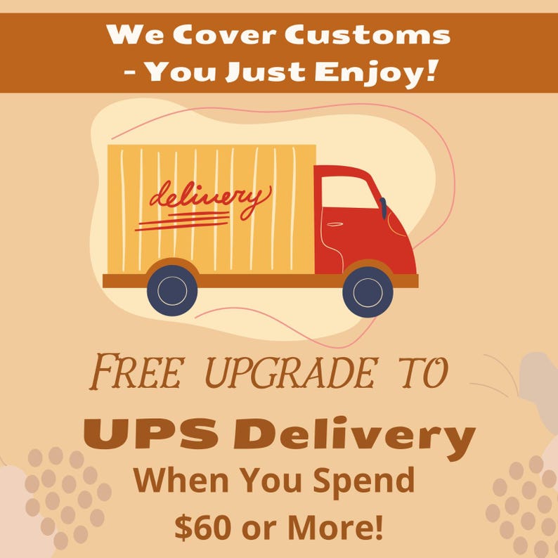 Puede incluir: Ilustraci&oacute;n de un cami&oacute;n de reparto rojo y amarillo con la palabra "delivery" en cursiva en el lateral. El texto superior dice "We Cover Customs - You Just Enjoy!" y debajo "FREE UPGRADE TO UPS Delivery When You Spend 60$ or More!"