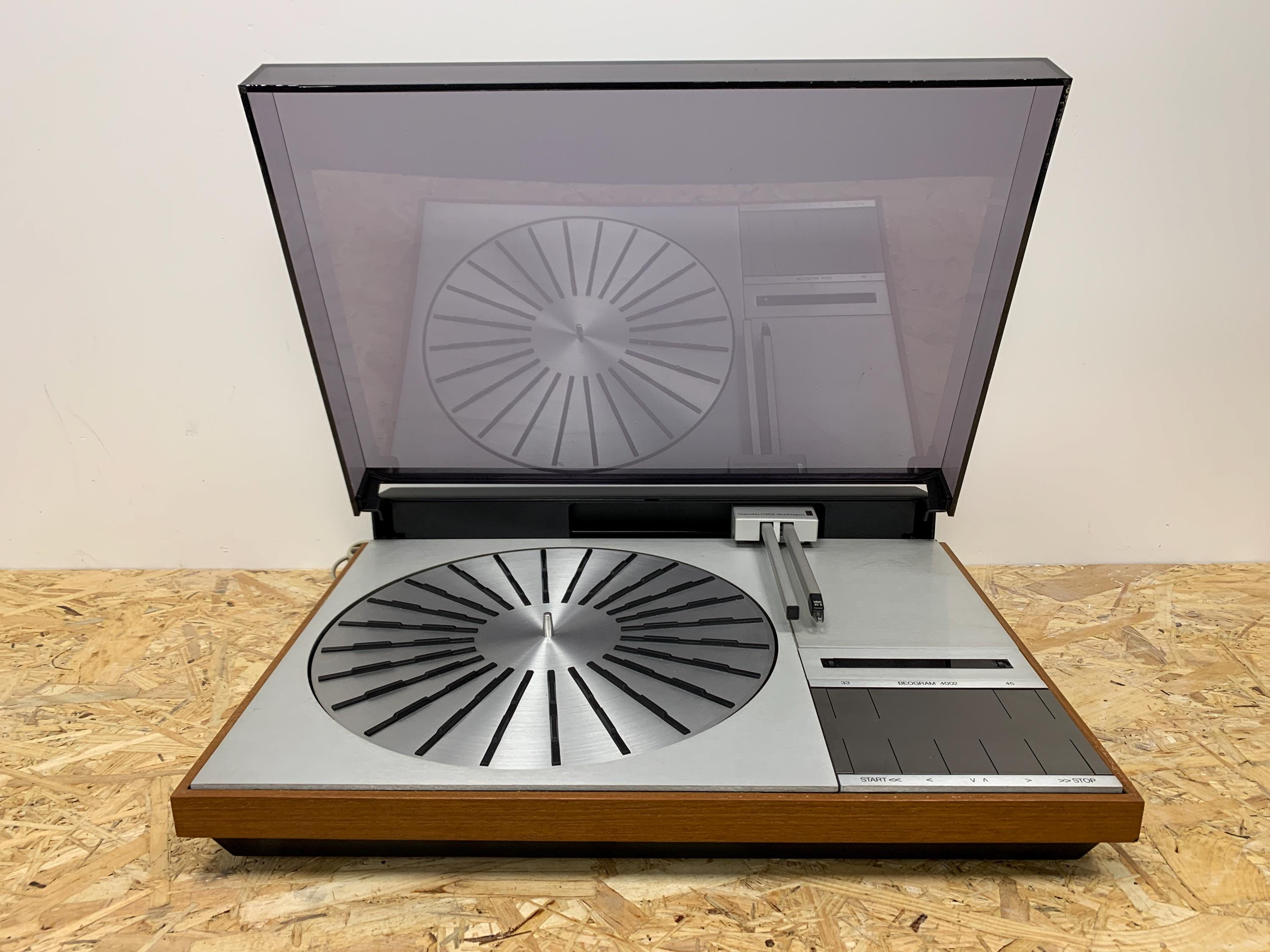BANG & OLUFSEN スピーカー スタンド型 シルバー BANG & OLUFSEN スピーカー スタンド型 シルバー STAND by SOUND 音に
