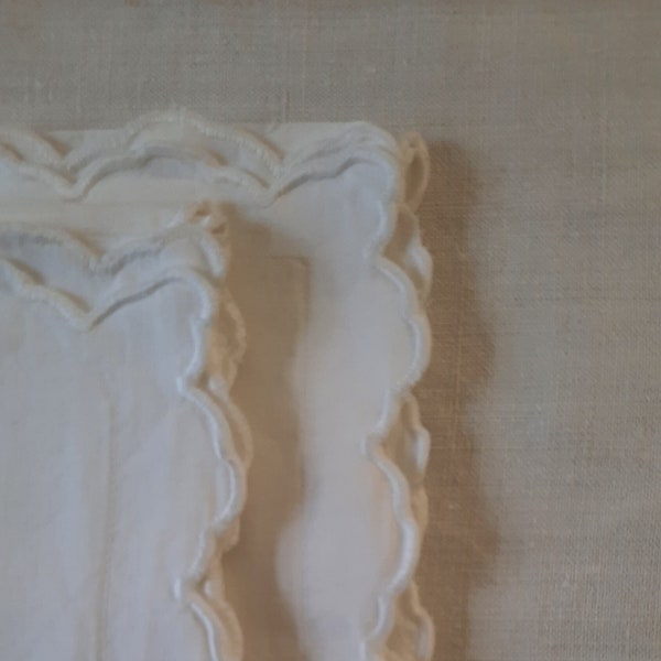 2er-Set Kissenbezüge, Leinen, um 1920,, weiß, mit gewellten Kanten; je ca. 78  78 cm (für Kissen 80 x 80 passend); altes Leinen
