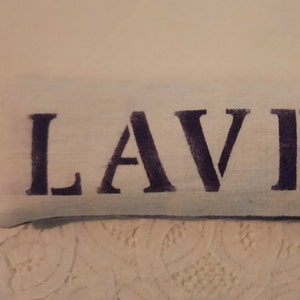 Lavendelkissen, Leinen, pflanzengefärbt, handbedruckt,weiß-lila, 25 x 5 cm, Duftkissen, Mottenschutz, mit Bio-Lavendel Bild 2