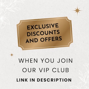Op de afbeelding: Een gouden bord met de tekst "EXCLUSIVE DISCOUNTS AND OFFERS" en de tekst "WHEN YOU JOIN OUR VIP CLUB LINK IN DESCRIPTION" eronder.