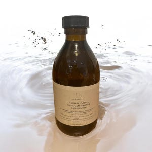 K&ouml;nnte beinhalten: Eine braune Glasflasche mit schwarzem Verschluss, die nat&uuml;rliche Nelke und Wasserstoffperoxid-Mundsp&uuml;lung enth&auml;lt. Die Flasche ist mit "The Warmway Way" und "Natural Clove & Hydrogen Peroxide Mouthwash" beschriftet.