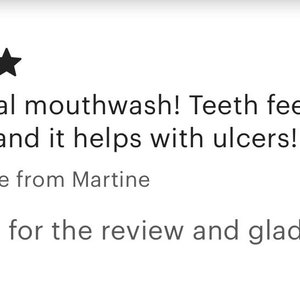 Op de afbeelding: Vijf sterren review voor een natuurlijke mondwater. De review luidt: "Geweldig natuurlijk mondwater! Tanden voelen fris aan na gebruik en het helpt bij zweren!" De verkoper reageert: "Bedankt voor de review en ik ben blij dat het heeft geholpen x".