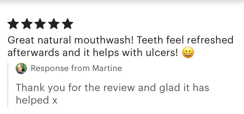 Op de afbeelding: Vijf sterren review voor een natuurlijke mondwater. De review luidt: "Geweldig natuurlijk mondwater! Tanden voelen fris aan na gebruik en het helpt bij zweren!" De verkoper reageert: "Bedankt voor de review en ik ben blij dat het heeft geholpen x".