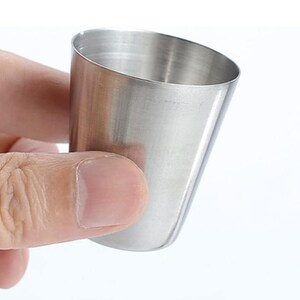 Op de afbeelding: Een zilveren roestvrijstalen shotglas.