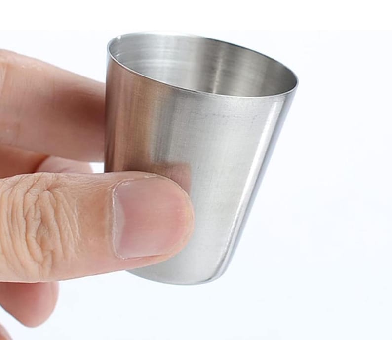 Op de afbeelding: Een zilveren roestvrijstalen shotglas.