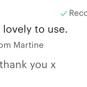 Op de afbeelding: Vijf sterren beoordeling met de tekst "Wonderful and lovely to use." De recensent beveelt het item aan en voegt "Glad to hear thank you x" toe.