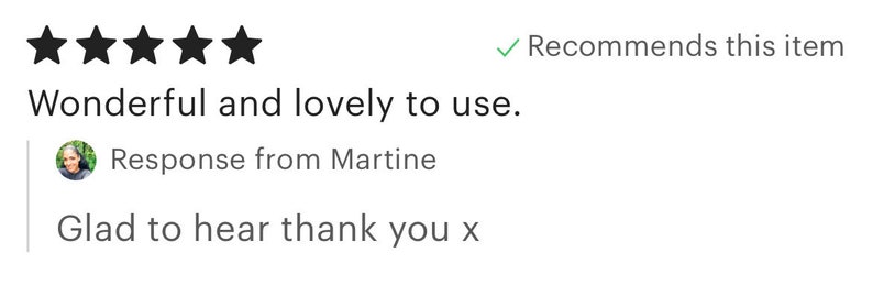 Op de afbeelding: Vijf sterren beoordeling met de tekst "Wonderful and lovely to use." De recensent beveelt het item aan en voegt "Glad to hear thank you x" toe.