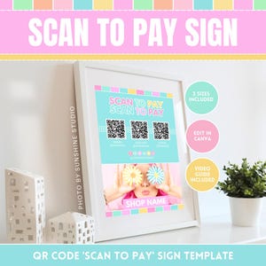 Pode incluir: Um modelo de sinal imprimível para um negócio usar para que os clientes possam escanear para pagar. O sinal tem um esquema de cores rosa pastel, azul e amarelo com um código QR e o texto "Scan to Pay" em negrito. O sinal também inclui o texto "Nome da loja" e um espaço para uma foto.