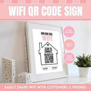 Op de afbeelding: Een printbaar bord met een zwart-wit QR-code ontwerp. Het bord zegt "Word lid van onze gratis WiFi" en "Scan om te verbinden". Het bevat ook velden voor de netwerknaam en het wachtwoord. Het bord is op een witte achtergrond met roze accenten.