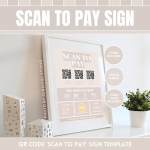 Pode incluir: Uma placa branca enquadrada com o texto "SCAN TO PAY" em preto. A placa também inclui três códigos QR e o texto "WE ALSO ACCEPT" com ícones para cartões de crédito, dinheiro e Apple Pay. A placa está sobre uma superfície branca com uma pequena planta em vaso.