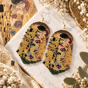 Gustav Klimt „Der Kuss“ Perlenohrringe, handgewebter Schmuck im Jugendstil aus Mikro-Samen