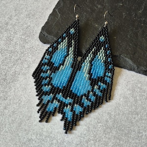Pendientes de mariposa azules con flecos de cuentas, joyería larga colgante con cuentas de semillas en degradado azul marino
