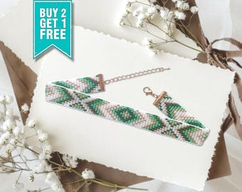 Gargantilla de cuentas verdes y doradas: collar bohemio ucraniano hecho a mano