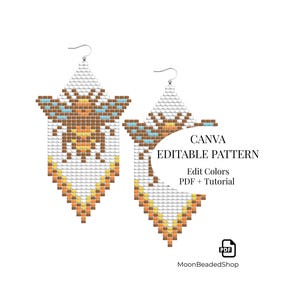 Puede incluir: Dos pendientes de cuentas con un motivo de abeja en blanco, marrón, naranja y azul claro. El diseño incluye el texto: CANVA EDITABLE PATTERN, Edit Colors, PDF + Tutorial y MoonBeadedShop. Los pendientes tienen ganchos de metal plateado.