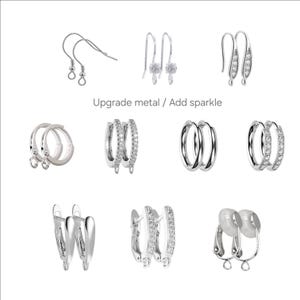 Può includere: Una collezione di orecchini argentati in vari stili, tra cui cerchi, orecchini pendenti e orecchini a gancio. Alcuni orecchini presentano pietre trasparenti e scintillanti. È visibile anche il testo "Upgrade metal / Add sparkle".