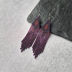 Paarse koperen oorbellen met geometrisch patroon, diamanten hanger met rocailles