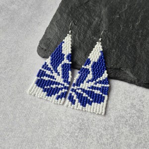 Orecchini pendenti con perline geometriche a foglia astratta blu e bianca, gioielli pendenti con frange larghe in stile boho