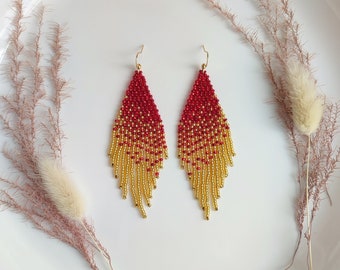 Lange Perlenohrringe mit Farbverlauf in Rot und Gold