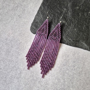 Ohrringe mit mattviolettem geometrischem Perlenmuster, baumelnder Schmuck aus Saatperlen