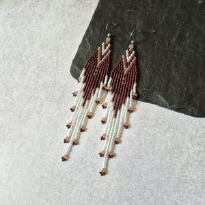 Ohrringe mit geometrischem Perlenmuster in Braun, Beige und Weiß, baumelnder Schmuck aus Saatperlen