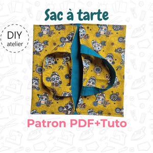 Puede incluir: Un portatartas cuadrado de tela con fondo amarillo mostaza y un patrón repetitivo de calaveras de azúcar coloridas y motivos florales, con asas de tela color verde azulado y un interior del mismo color. Texto: Sac à tarte, DIY atelier, Patron PDF+Tuto.